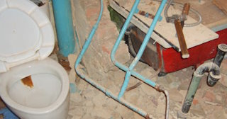 Профессиональный демонтаж перегородки ванной и туалета в Климовске - от 567 рублей
